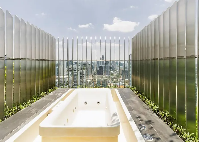 2 Bedrooms, 300 Metres Bts Ekkamai,sukhumvit Бангкок